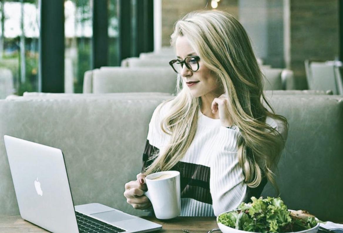 Équipe Feralivontra travaillant sur l'analyse financière