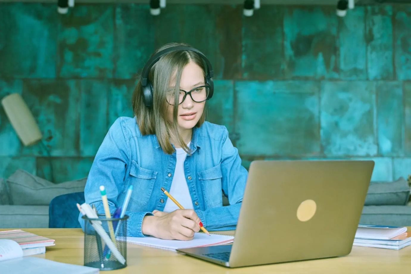 Analyse financière approfondie avec graphiques et ratios de liquidité